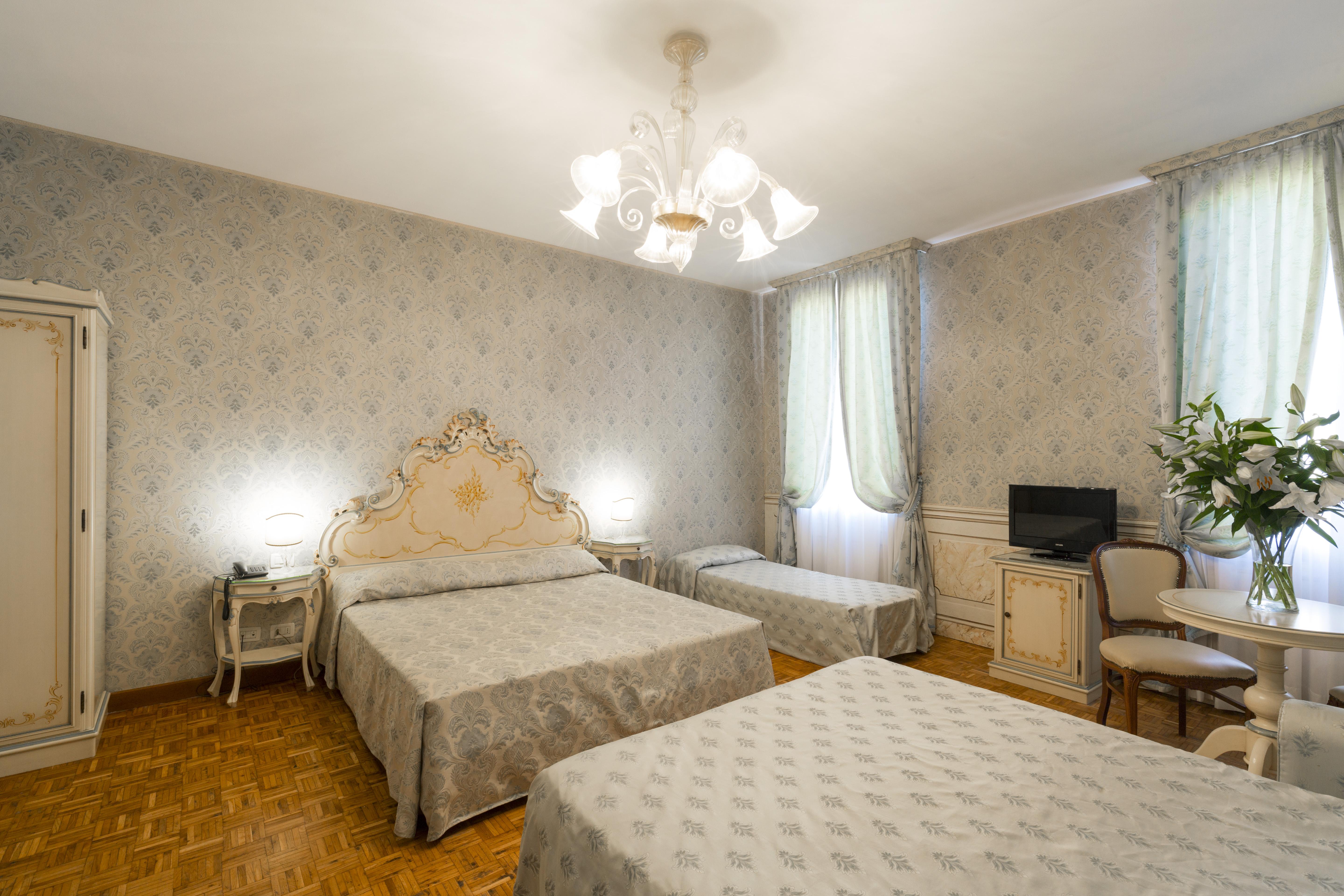 Pensión Palazzo Guardi 3*