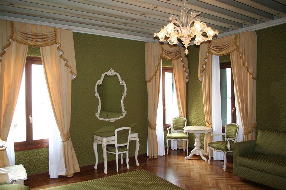 Pensión Palazzo Guardi 3*